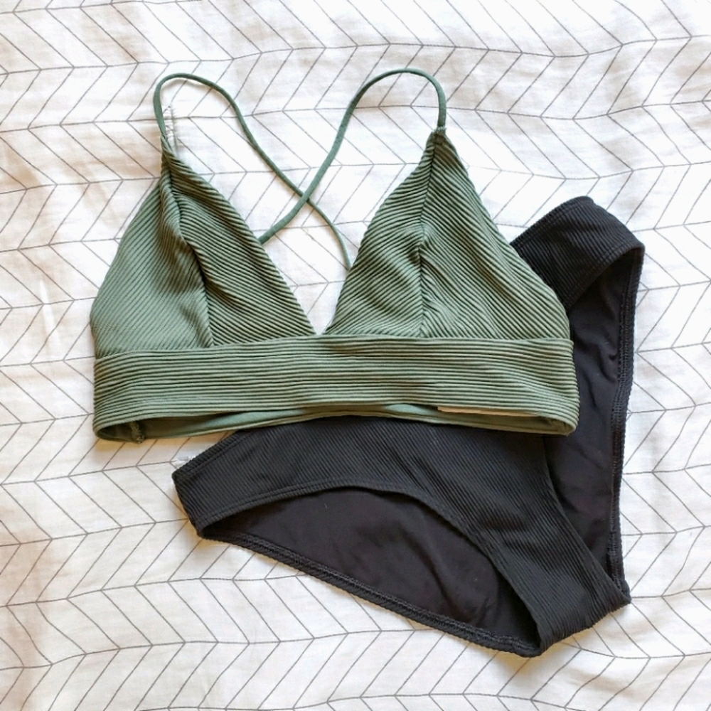✖SOLD✖ H&M Triangle Bikini Top - Picture 1 of 4